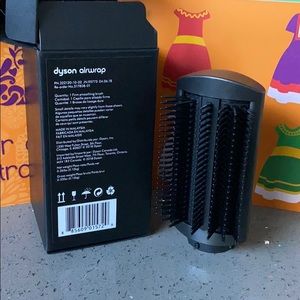 Dyson small smoothing brush black/purple